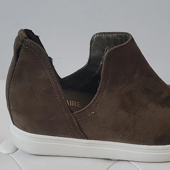 CUSHIONAIRE Women's Hero Hidden Wedge Sneaker Size 8 1/2M - Picture 15 of 15